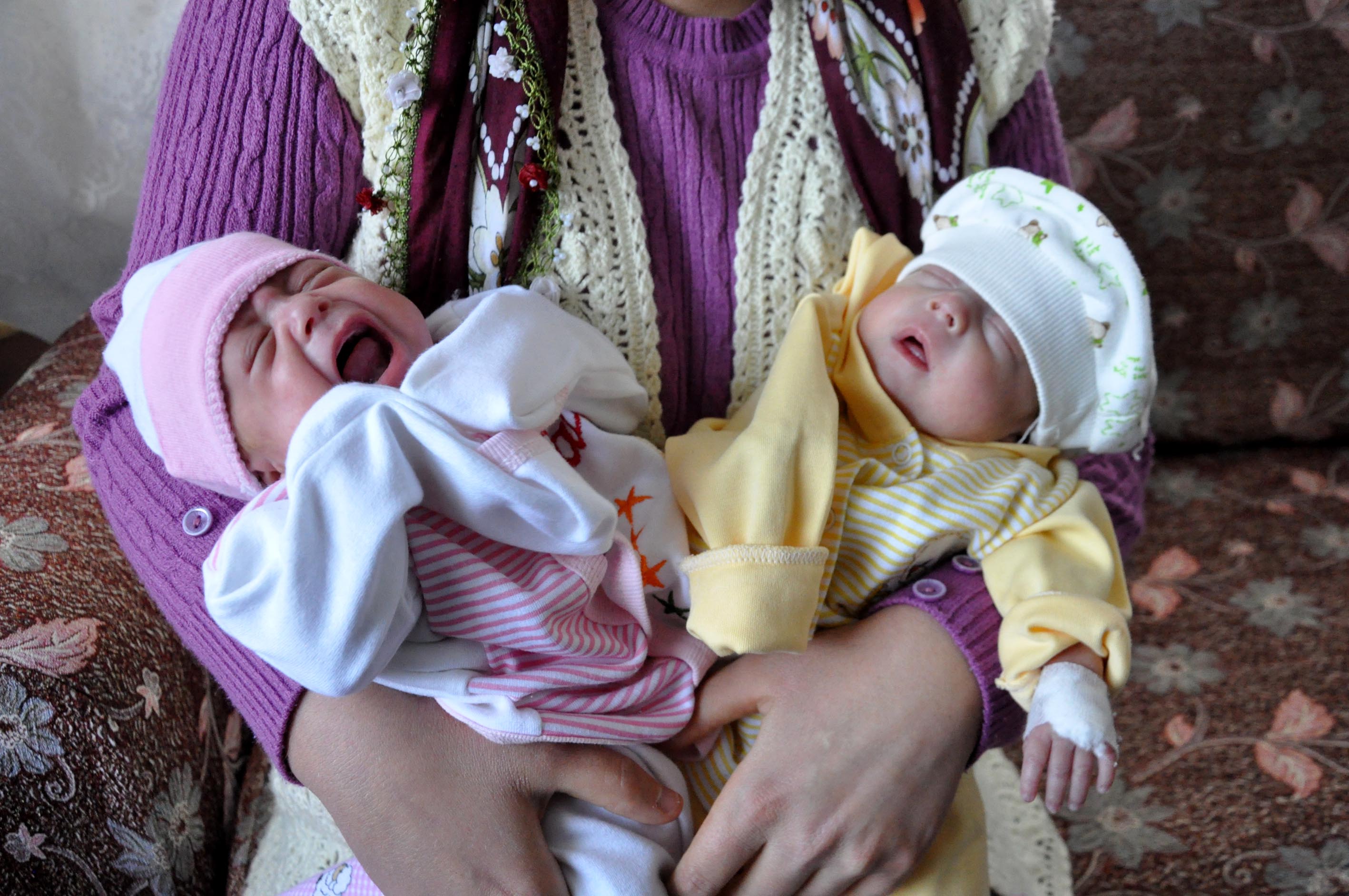 Kilometrelerce uzaktan süt gönderdiği ikizlerine kavuştu