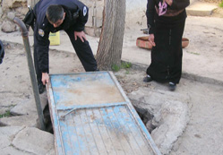Yaşlı adam kuyuya düştü