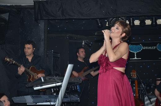 Funda Arar doğurana dek sahneye çıkacak