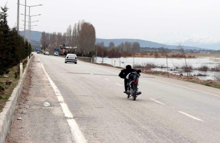 Motosiklet üzerinde tehlikeli yolculuk