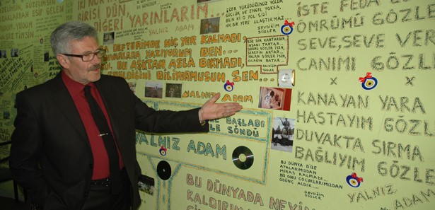 Şiirlerini yazmak için 1 kamyon kalem kullandı