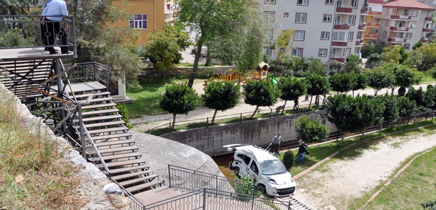Otomobil bariyerleri parçalayıp aşağı uçtu
