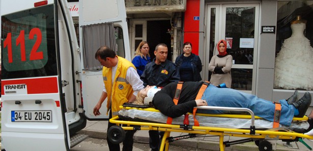 Binadan düşen cam parçası hastanelik etti