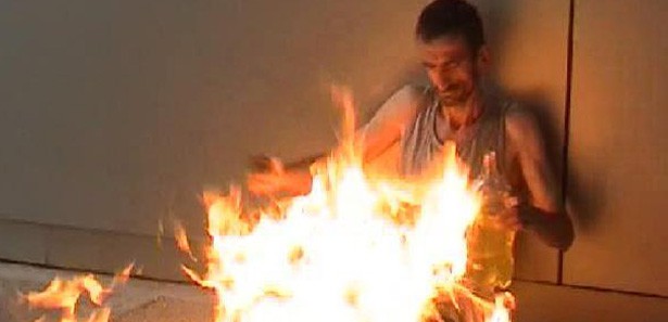 Belediye önünde benzin dökerek kendini yaktı
