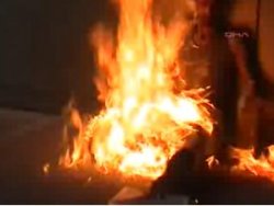 Belediyeyi protesto eden işçi kendini yaktı VİDEO