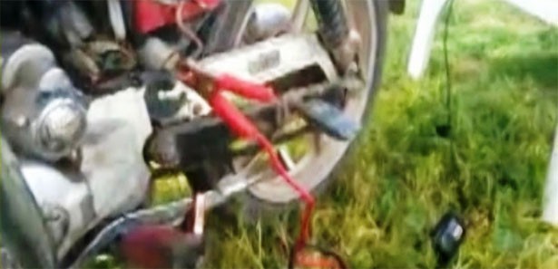 Çaresiz kalınca motosikletten elektrik üretti
