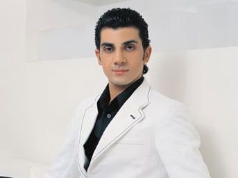 Popstar Bayhan 5 metreden atladı hastanelik oldu