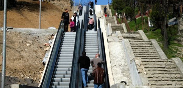 Mahallelerine yürüyen merdiven ile çıkıyorlar