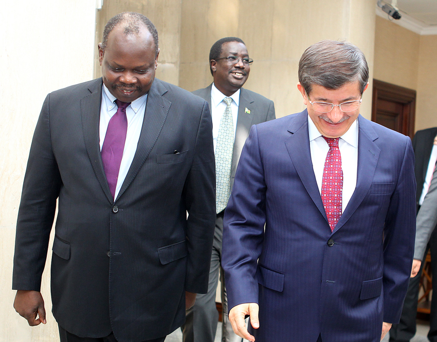 Dışişleri Bakanı Davutoğlu, Güney Sudan Başmüzakerecisi Amum ile görüştü