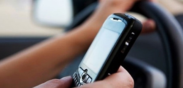 Telefonun çekebilmesi için cama bantlıyorlar