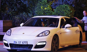 Tolgahan Sayışman aşkını plakaya yazdı