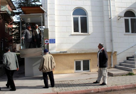 Beyşehir’de camiye engelli asansörü