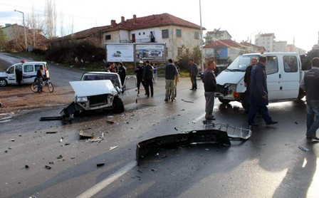 Beyşehir'de Trafik Kazası: 3 Yaralı