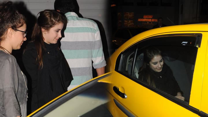 Hazal Kaya siyahlara büründü