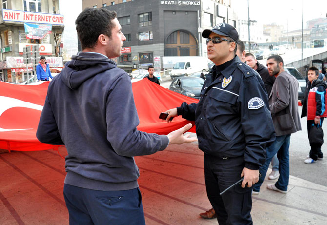 Polisten vatandaşa ilginç bayrak yanıtı