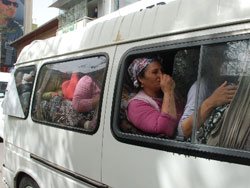 20 kişilik minibüsten 45 kadın çıktı