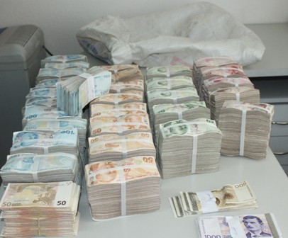 Banka hırsızı yakayı ele verdi