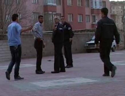 Tacizciyi dövüp tavana astılar