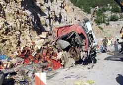 Yollar kan gölüne döndü: 4 ölü