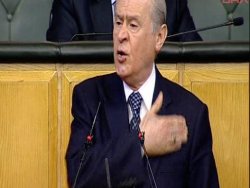 Devlet Bahçeli konuşurken mikrofonları devirdi