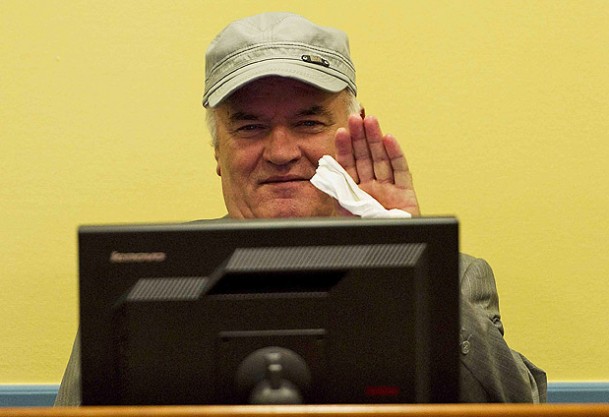 Duruşmada Türklere hakaret edince salondan kovuldu