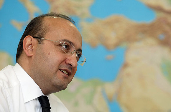 Yalçın Akdoğan: Akil adamlara yapılan terbiyesizlik!