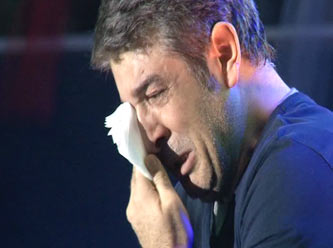 Murat Göğebakan sahnede hıçkırarak ağladı