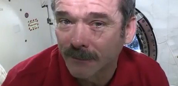 Uzayda ağlamaya çalıştı bu hale geldi