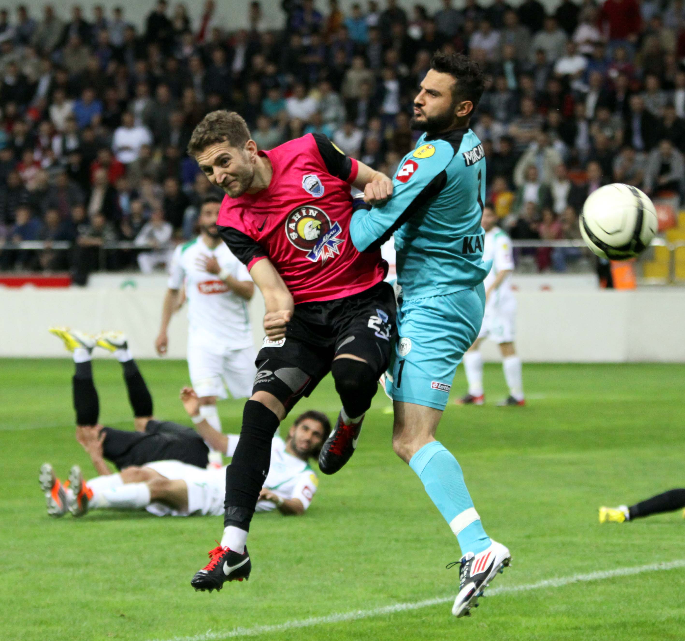 Kaya, kalesini gole kapattı