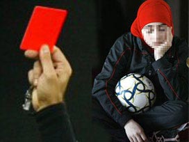 Başörtülü olduğu için sahadan atıldı