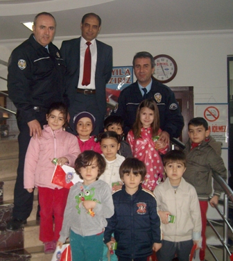 Minikler polis amcalarını ziyaret ettiler