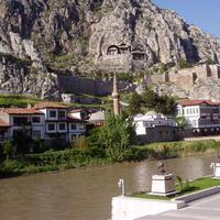 Otomobil Nehre Uçtu