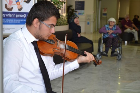 Hastanede müzikli karşılama