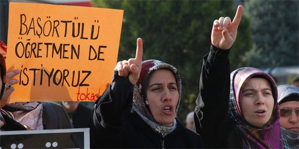 Başörtülü öğretmenler, okula alınmadı