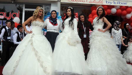 Sokaktaki gelinlik defilesi ilgi gördü