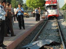 Tramvayın çarptığı kişi ağır yaralı
