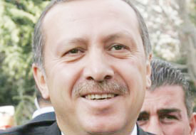 Kafasını ısrarla GİYOTİNE uzatıyor!