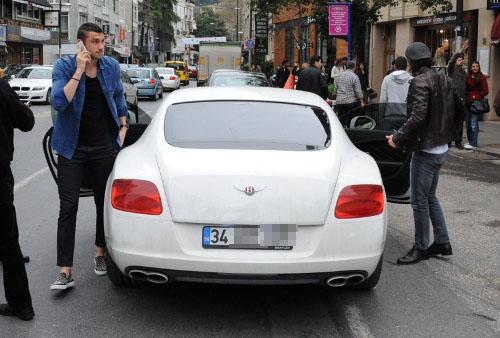 Burak Yılmaz Fahriye Evcen ile ilişkisini yalanladı