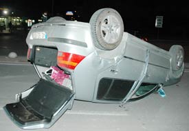 Duran otomobile çarparak takla attı