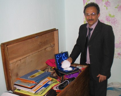 Öksüz Ozan hırsızlara sazlı sözlü seslendi