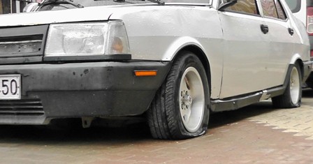Otomobilin tüm lastiklerini kestiler