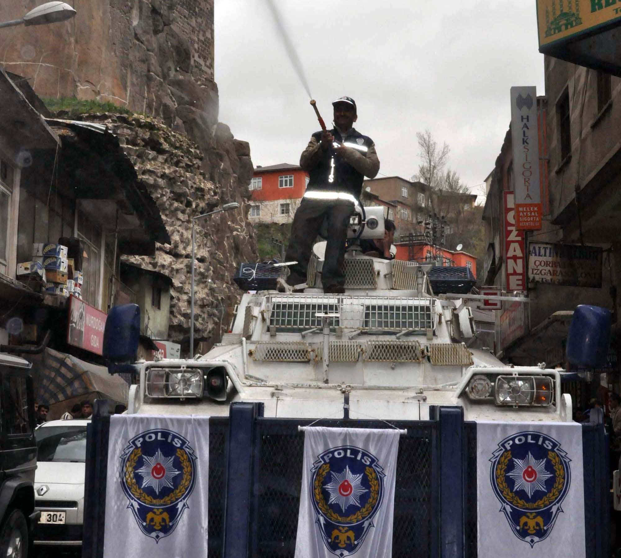 Panzerler gülsuyu sıktı TIKLA İZLE