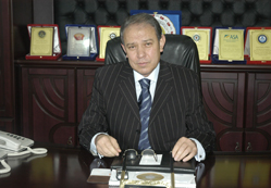 Semazen ve gül ışıkları şehirde