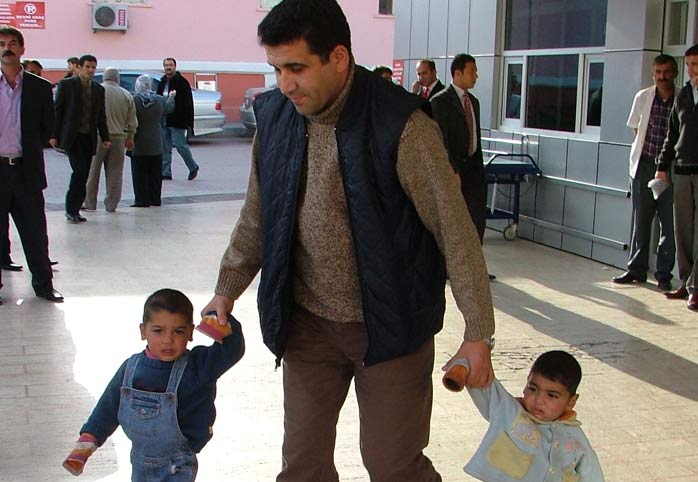 İki küçük kardeş sokağa terk edildi