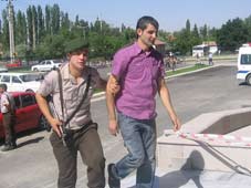 Reçetesiz hap satan 3 kişi yakalandı