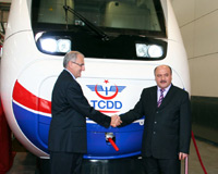 Türkiye ilk hızlı trenini teslim aldı