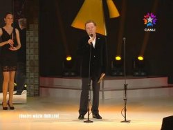 Kayahan: Hem Atatürk'ü seviyorum hem dinime bağlıyım