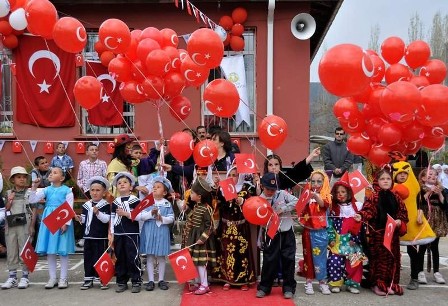 Bayram coşkusunu kasabaya taşıdı