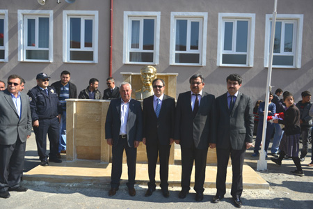 Kadınhanı’nda 23 Nisan’da Atatürk büstü açıldı