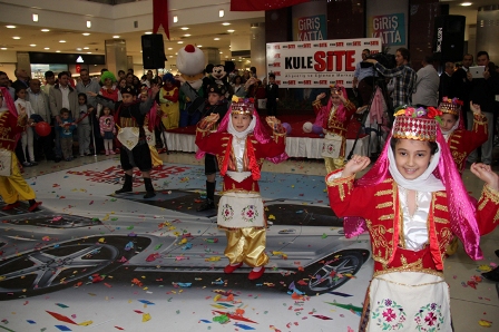 Konyalı minikler 23 Nisan’ı Kulesite’de kutladı